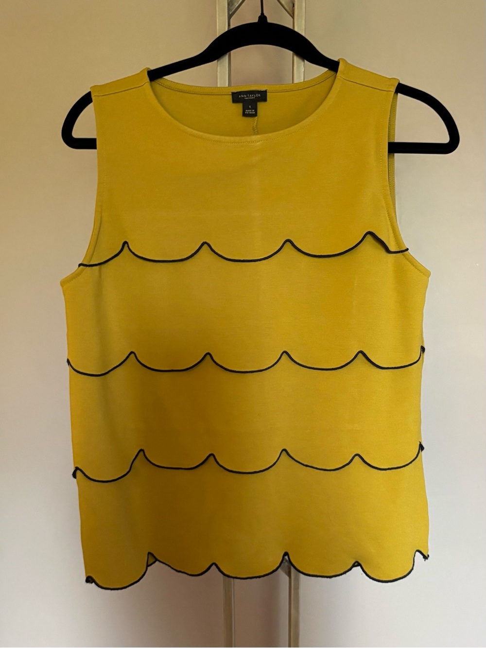 Ann Taylor Factory Yellow Tiered Scallop Tank Top Sleeveless Contrast Navy Trim